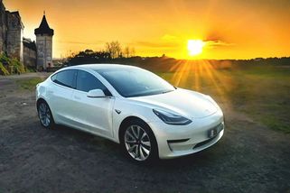 Tesla na Mladoboleslavsku táhla do kopce na zasněžené silnici dvaceti tunový kamion